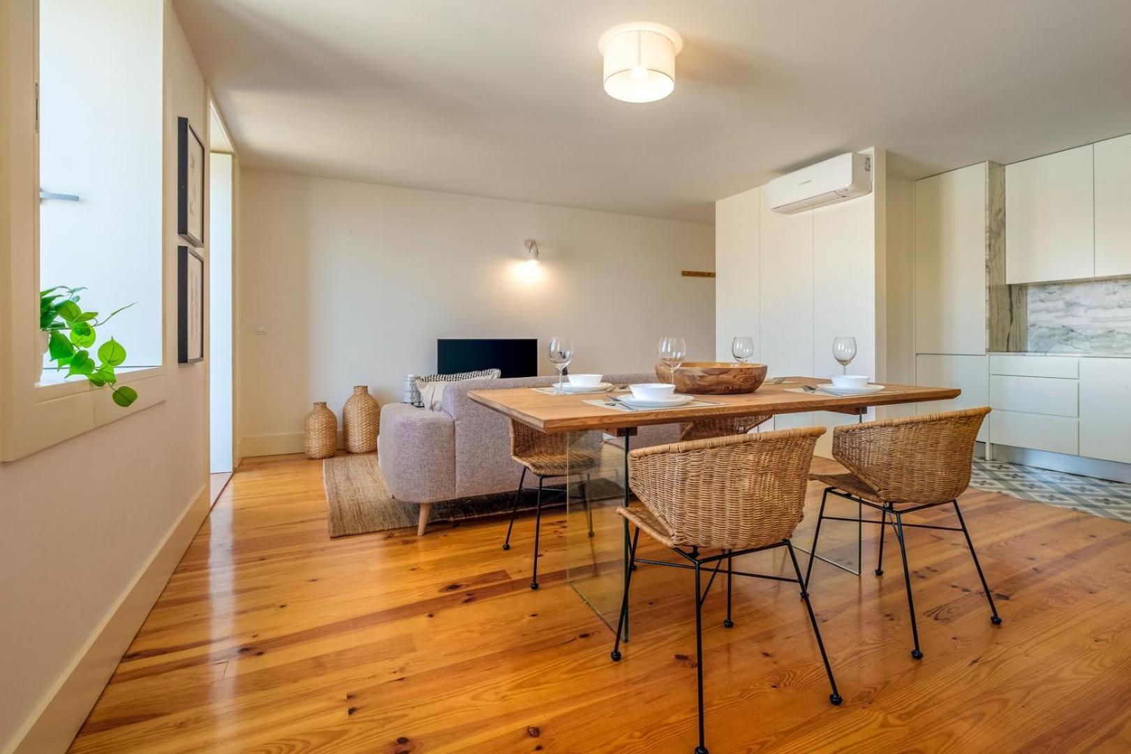 Spacious W. Beautiful & Sunny Private Terrace Oporto